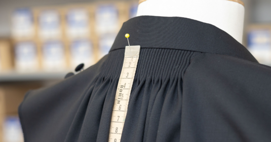 Derrière chaque robe d’audience, un savoir-faire : immersion dans l’atelier L’Artisan Costumier