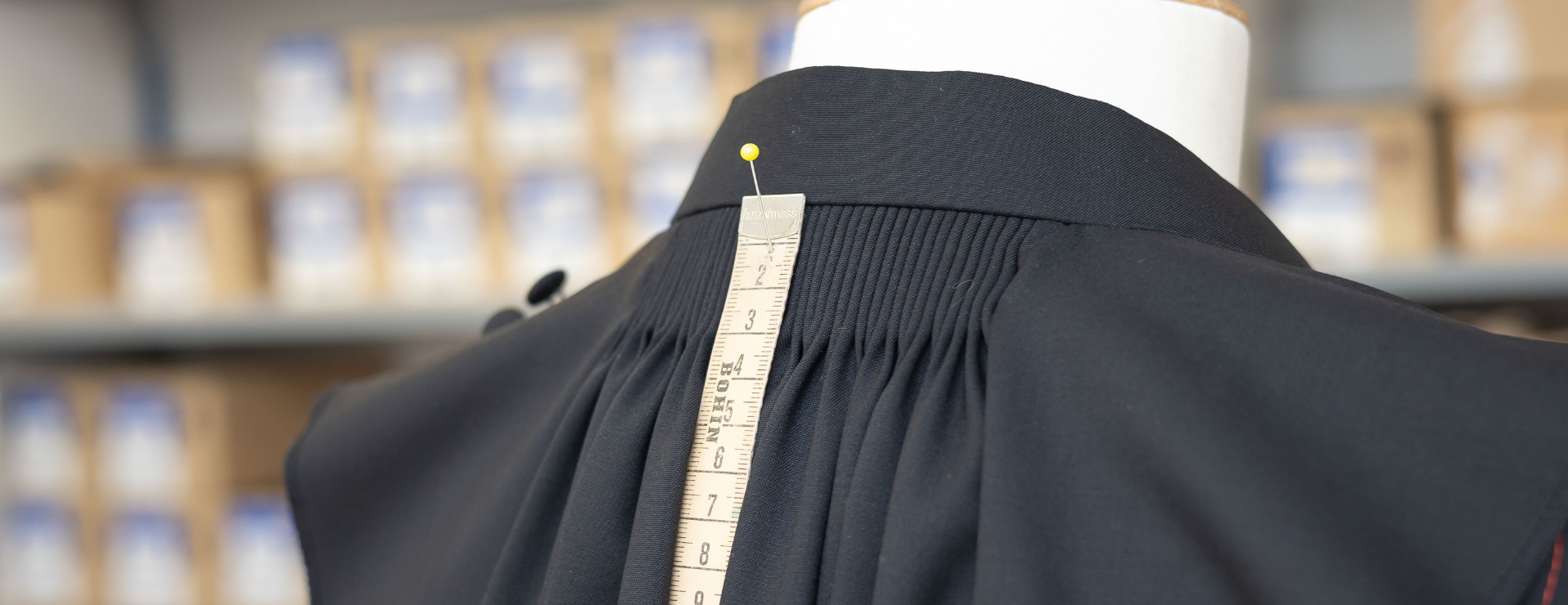 Derrière chaque robe d’audience, un savoir-faire : immersion dans l’atelier L’Artisan Costumier